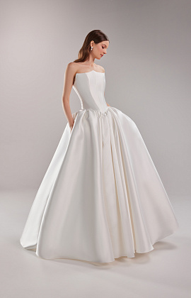 Пышное свадебное платье из микадо с открытыми плечами фото