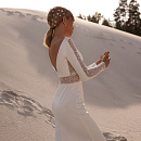 Лаконичное свадебное платье с рукавами и кружевным декором фото