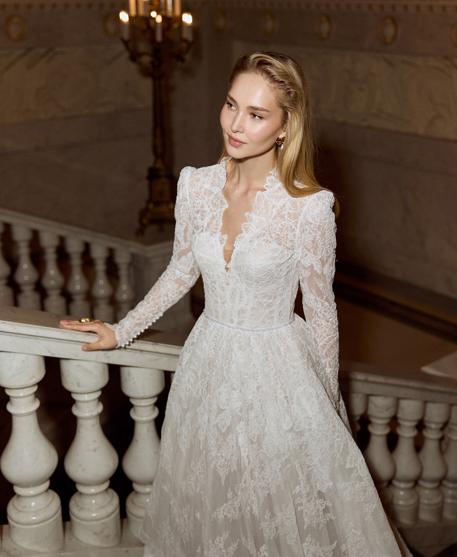 Закрытое кружевное свадебное платье cо шлейфом фото