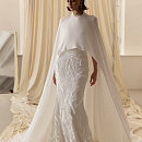 Эффектное свадебное платье из дизайнерской ткани с американской проймой и съемным кейпом фото