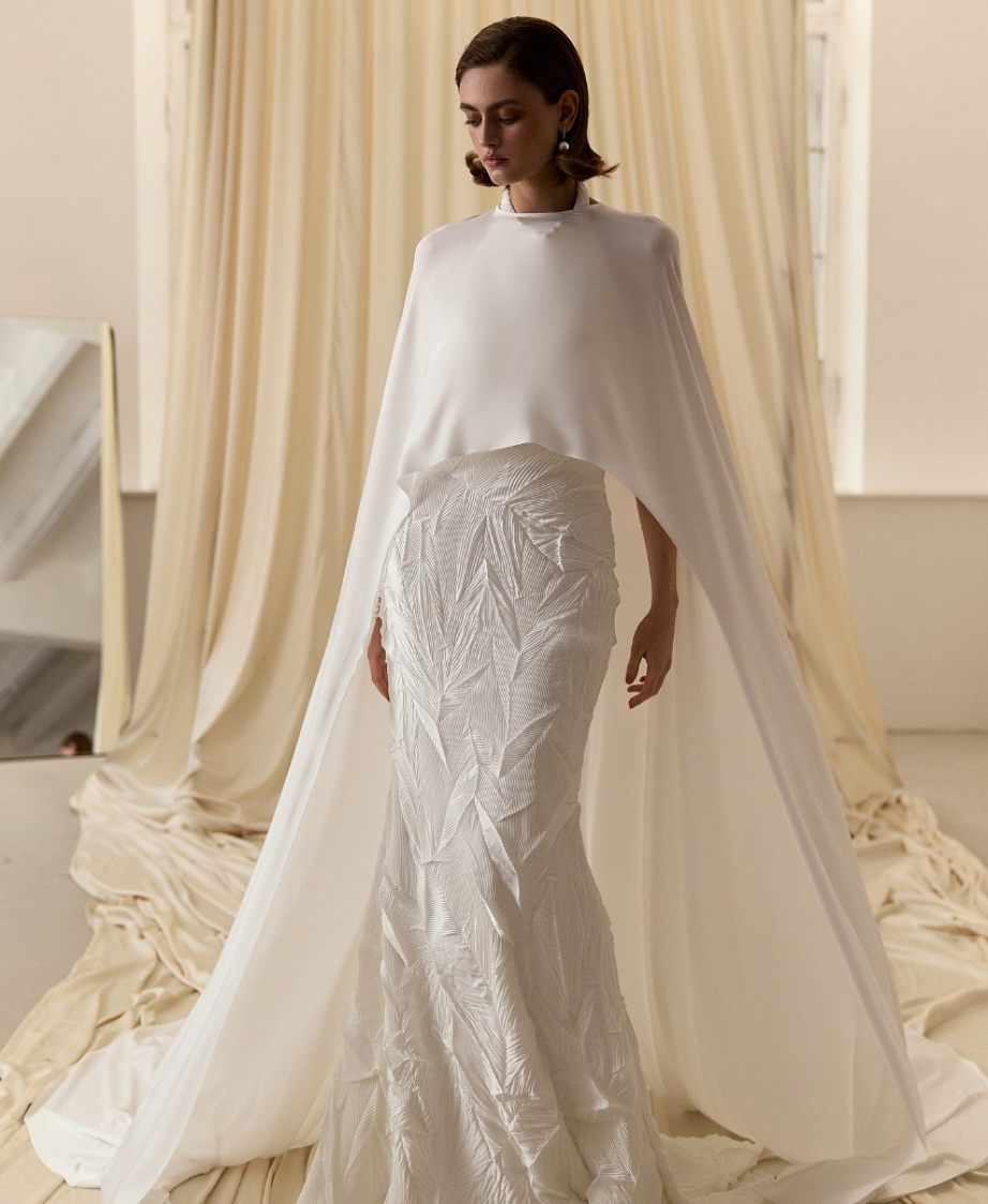 Эффектное свадебное платье из дизайнерской ткани с американской проймой и съемным кейпом фото