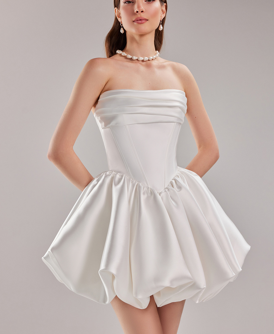 Короткое свадебное платье из микадо с пышной юбкой фото