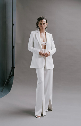 Стильный брючный свадебный костюм фото