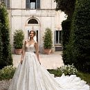 Роскошное свадебное платье с длинным шлейфом фото