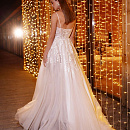 Бежевое свадебное платье на тонких бретелях фото