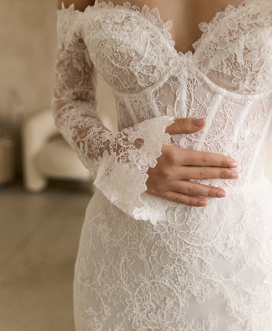 Кружевное свадебное платье с рукавами и открытым верхом фото