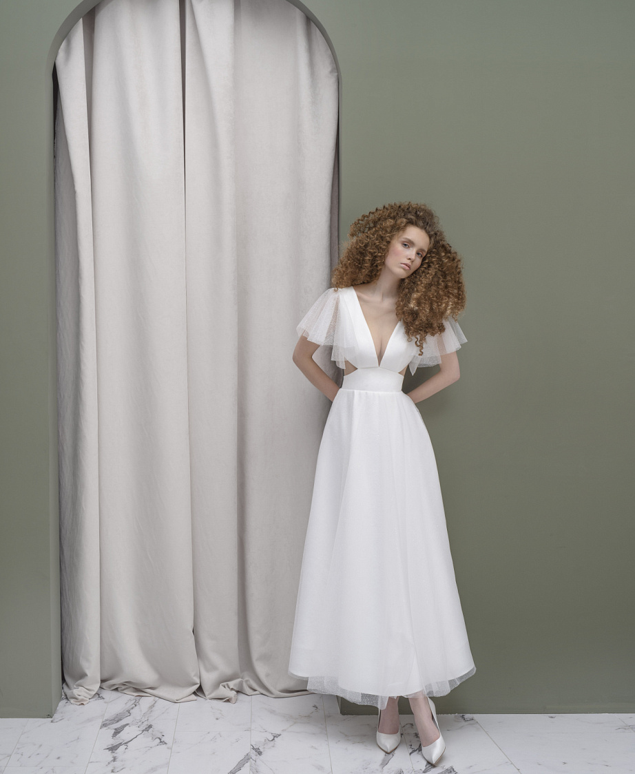 Легкое свадебное платье миди с крылышками на плечах фото