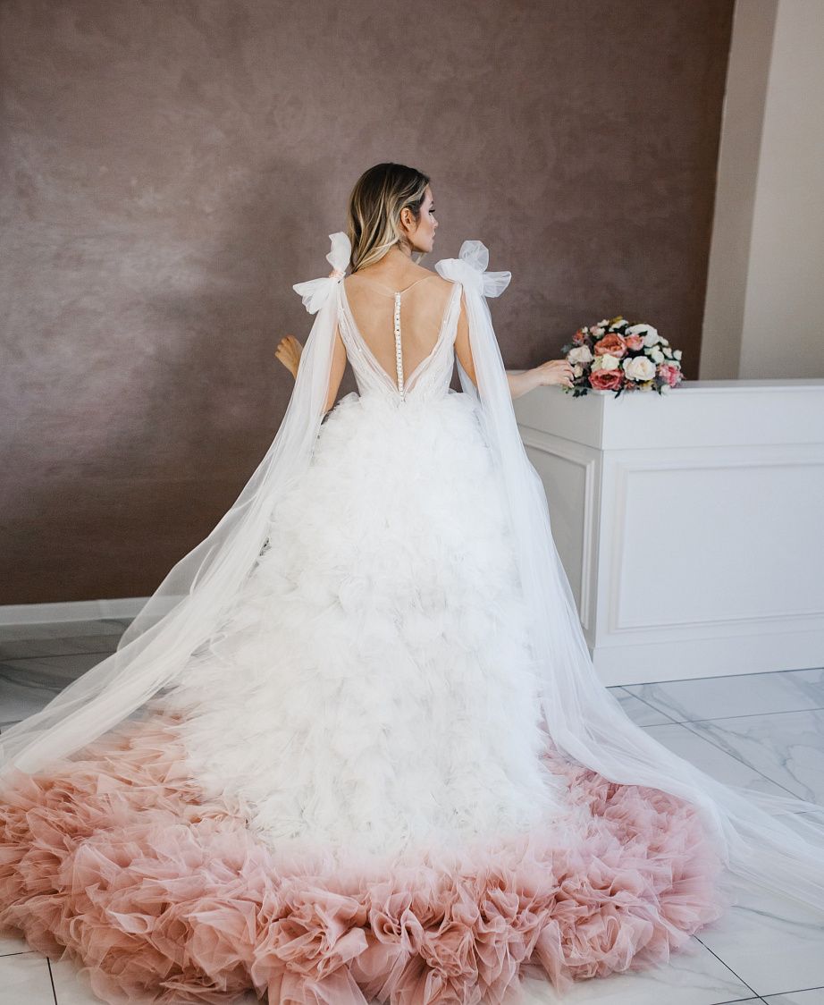 Свадебное платье с необычной юбкой фото