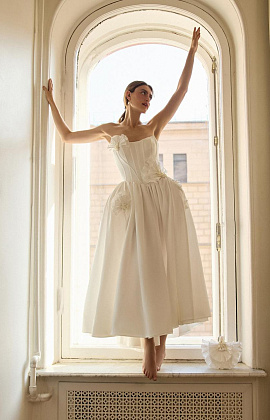 Атласное свадебное платье с подъюбником формы панье фото