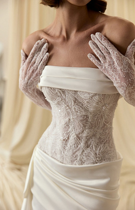 Короткое атласное платье с кружевным корсетом и перчатками фото