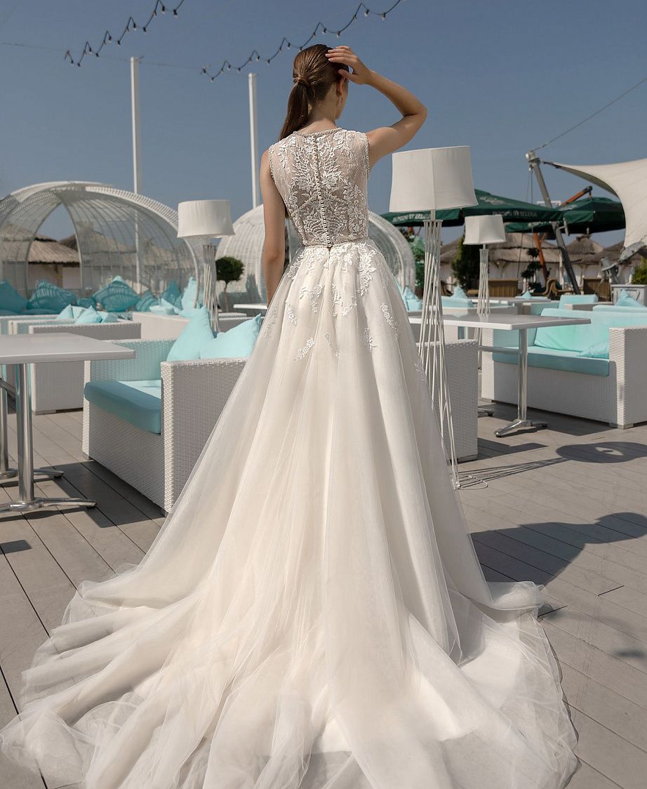 Свадебное платье с легкой юбкой фото