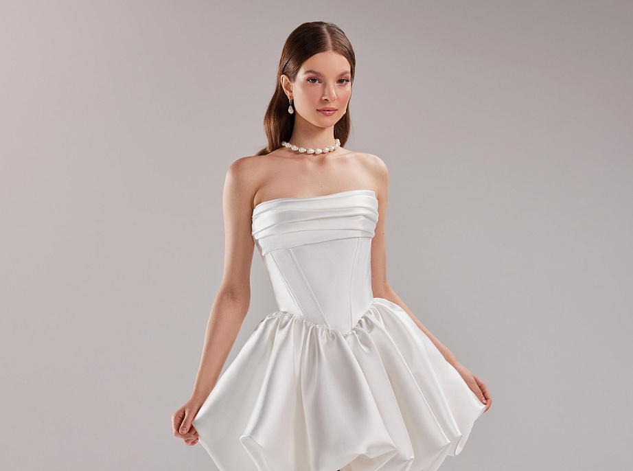 Короткое свадебное платье из микадо с пышной юбкой фото