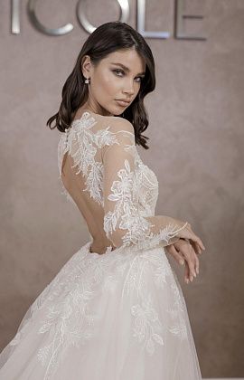 Кружевное свадебное платье с рукавами и открытой спинкой фото