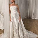 Элегантное платье из микадо с декором из цветов и съемным шлейфом фото