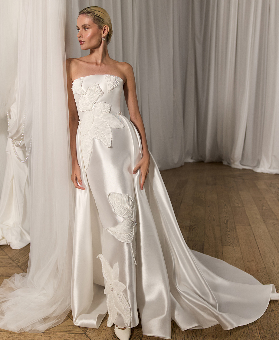 Элегантное платье из микадо с декором из цветов и съемным шлейфом фото