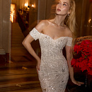 Роскошное облегающее свадебное платье с открытыми плечами фото