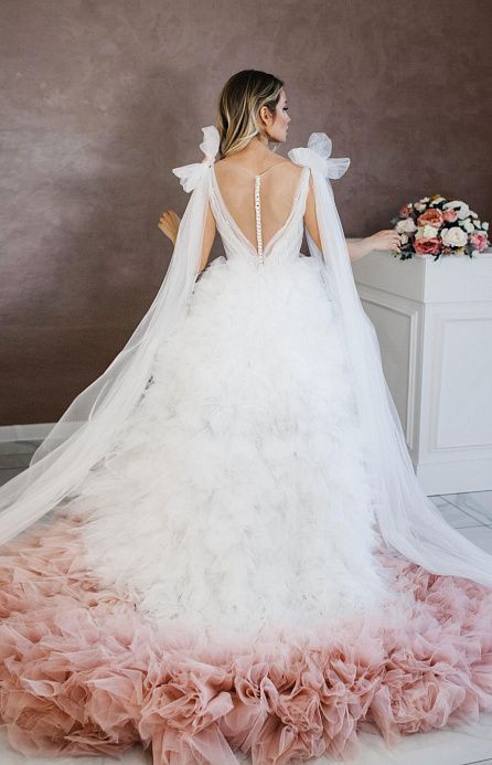 Свадебное платье с необычной юбкой фото