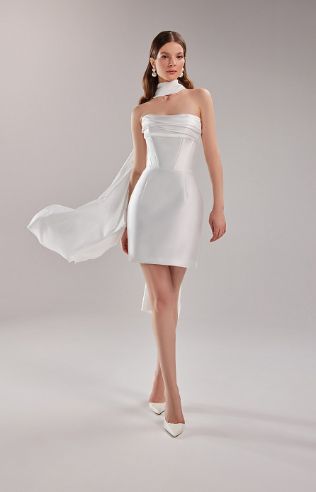 Короткое свадебное платье с открытым верхом из микадо фото