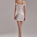 Короткое атласное свадебное платье со спущенными плечами фото