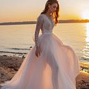 Сияющее свадебное платье с прозрачной юбкой фото