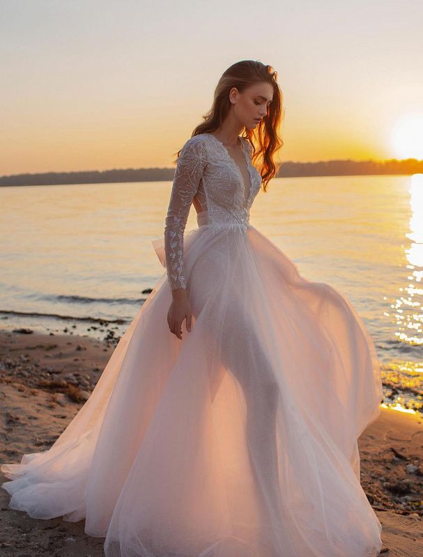 Сияющее свадебное платье с прозрачной юбкой