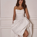 Стильное платье с обвесами из бусин на корсете фото