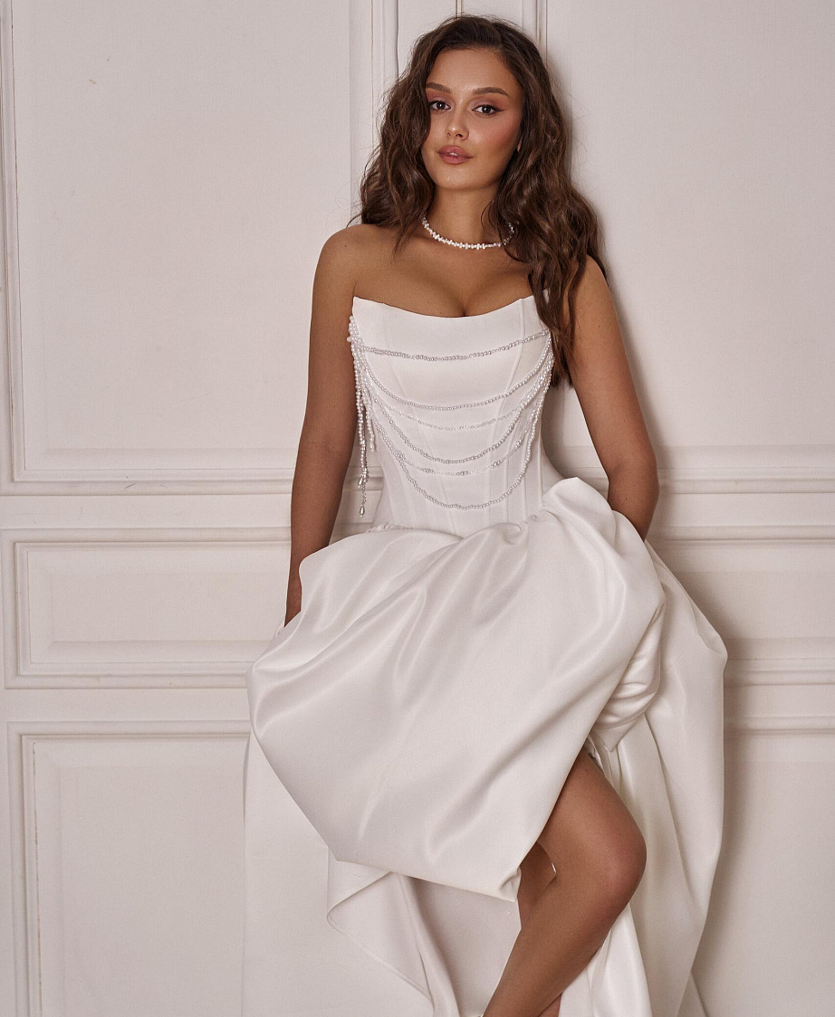 Стильное платье с обвесами из бусин на корсете фото