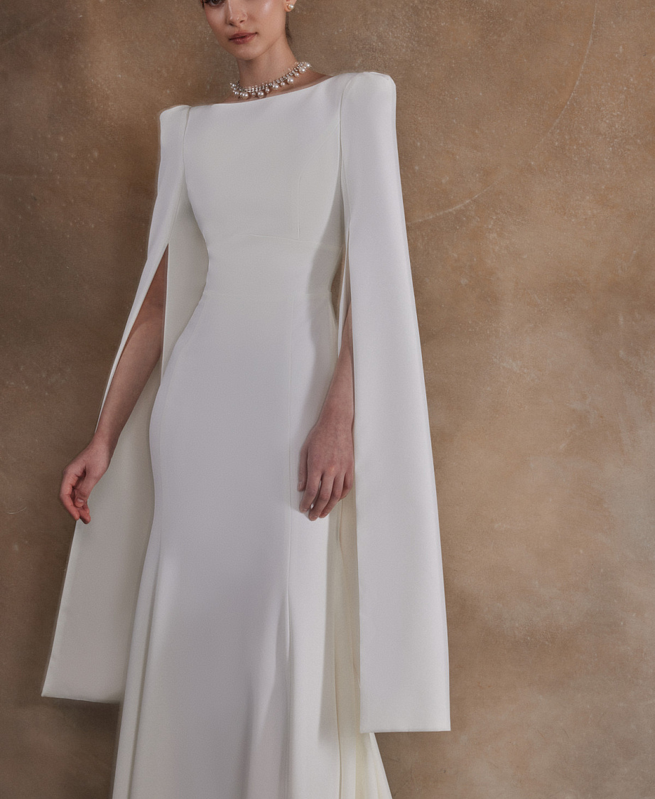 Свадебное платье из креп-стрейча с рукавами-кейпами фото