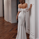 Атласное свадебное платье рыбка с декором по груди фото