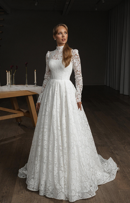 Закрытое кружевное платье с длинным рукавом и воротником-стойка фото