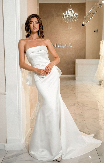 Атласное свадебное платье с отстегивающимся бантом сзади фото