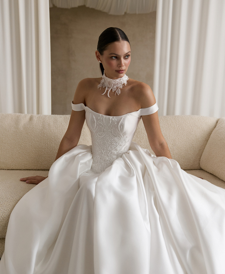 Королевское свадебное платье из атласа фото