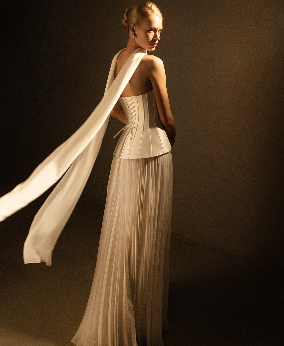 Свадебный комплект с атласным корсетом и юбкой-плиссе фото