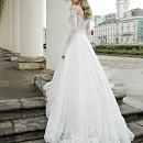 Кружевное свадебное платье с рукавами и открытыми плечами фото