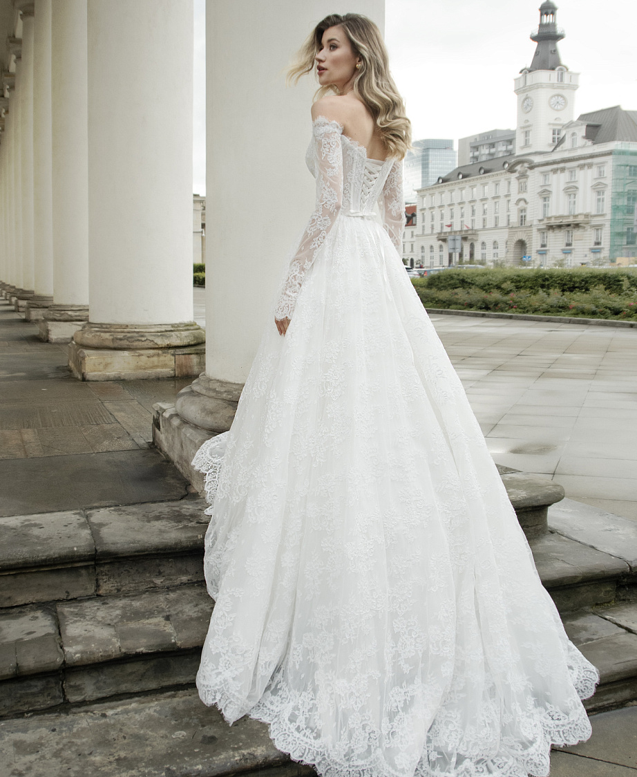 Кружевное свадебное платье с рукавами и открытыми плечами фото