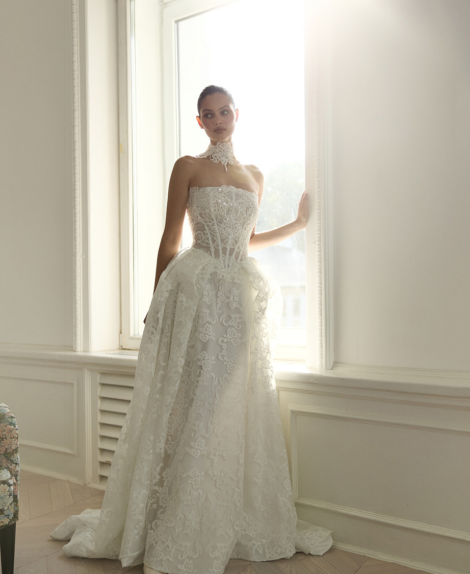 Роскошное кружевное свадебное платье с чокером фото