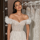 Роскошное свадебное платье с объемными цветами фото