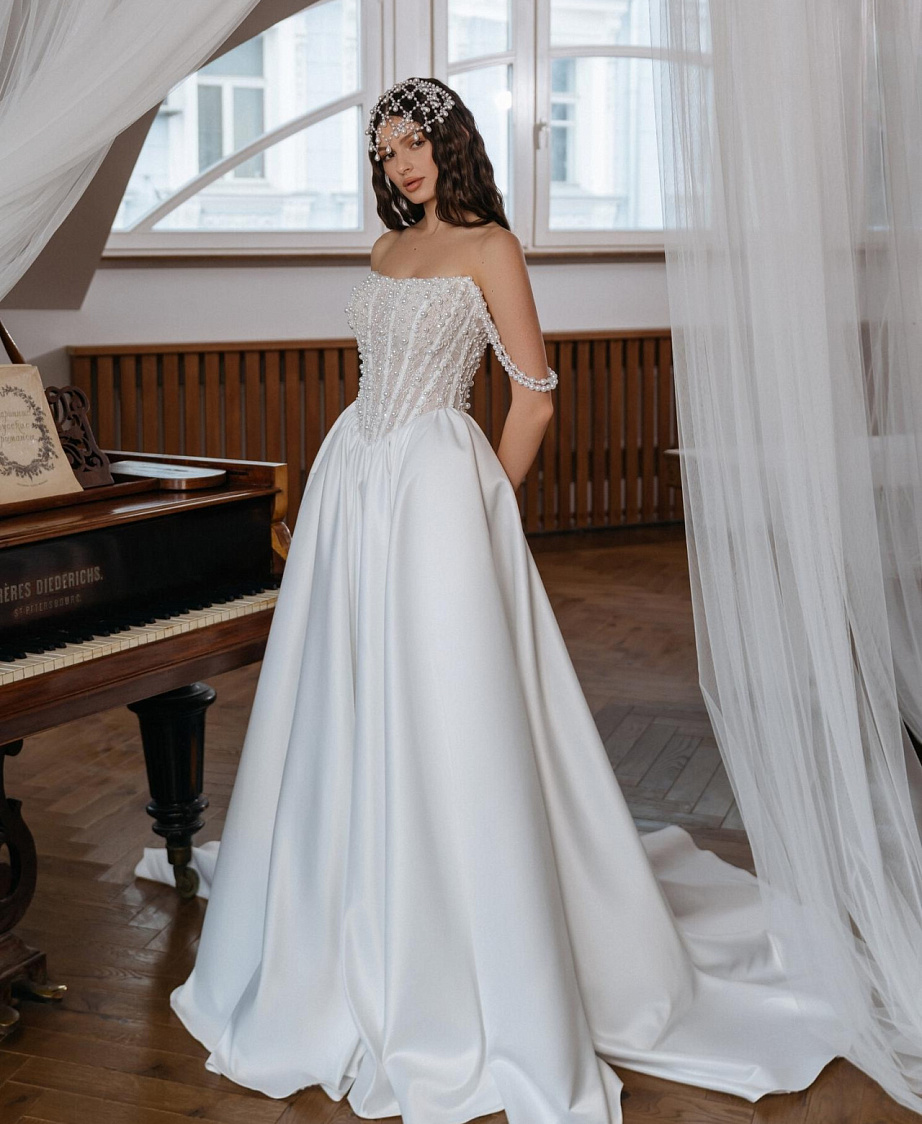 Свадебное платье с атласной юбкой и роскошным корсетом фото