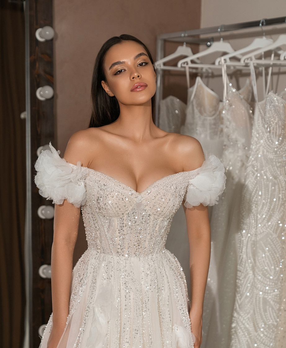 Роскошное свадебное платье с объемными цветами фото