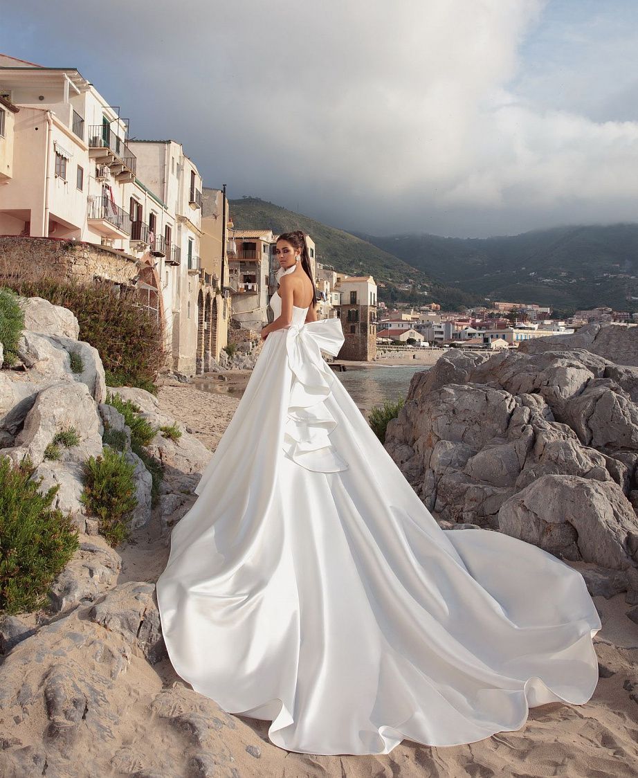 Пышное атласное свадебное платье с бантом на спине фото