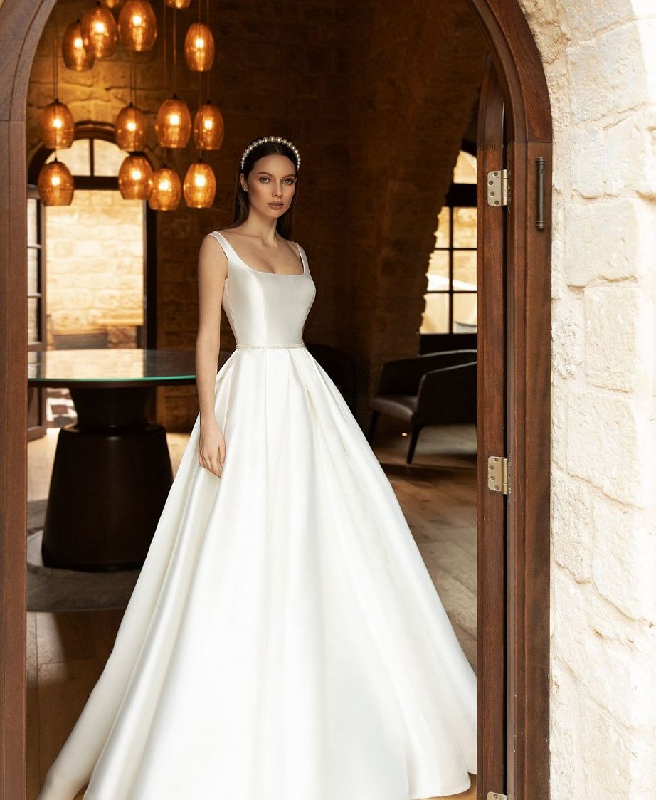 Атласное свадебное платье с расшитым болеро фото