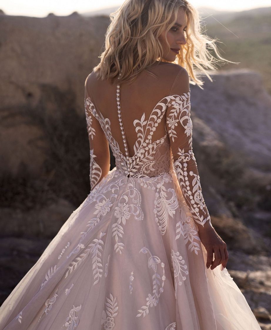 Свадебное платье с открытыми плечами и неповторимой спинкой фото