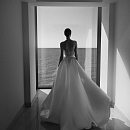 Свадебное платье с атласной юбкой и жемчужным корсетом фото