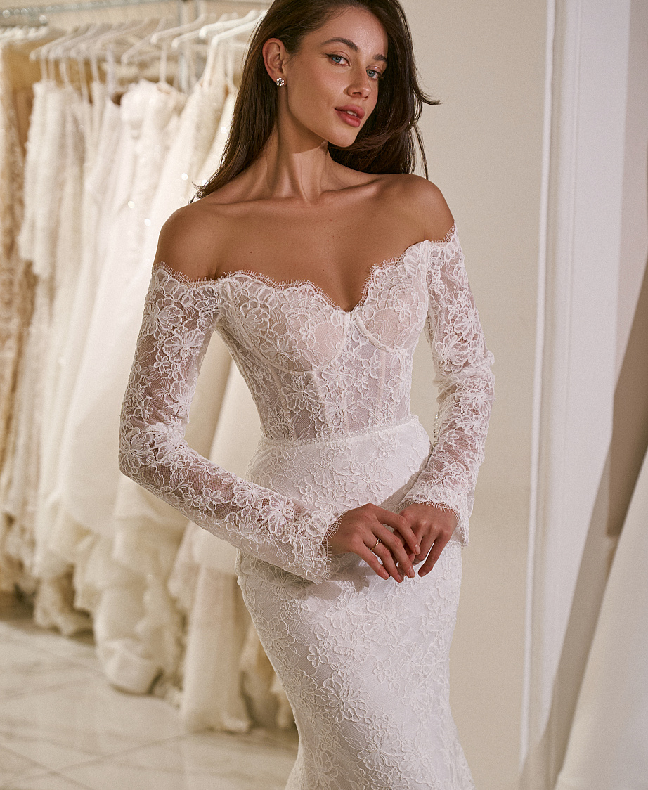 Изысканное кружевное платье со съемным шлейфом фото