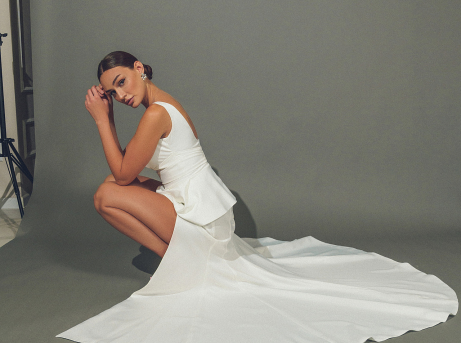 Стильное свадебное платье с V-образным декольте фото