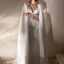 Утонченное свадебное платье из атласа с кейпом фото