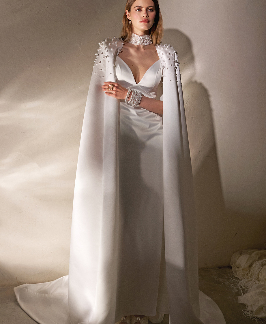 Утонченное свадебное платье из атласа с кейпом фото