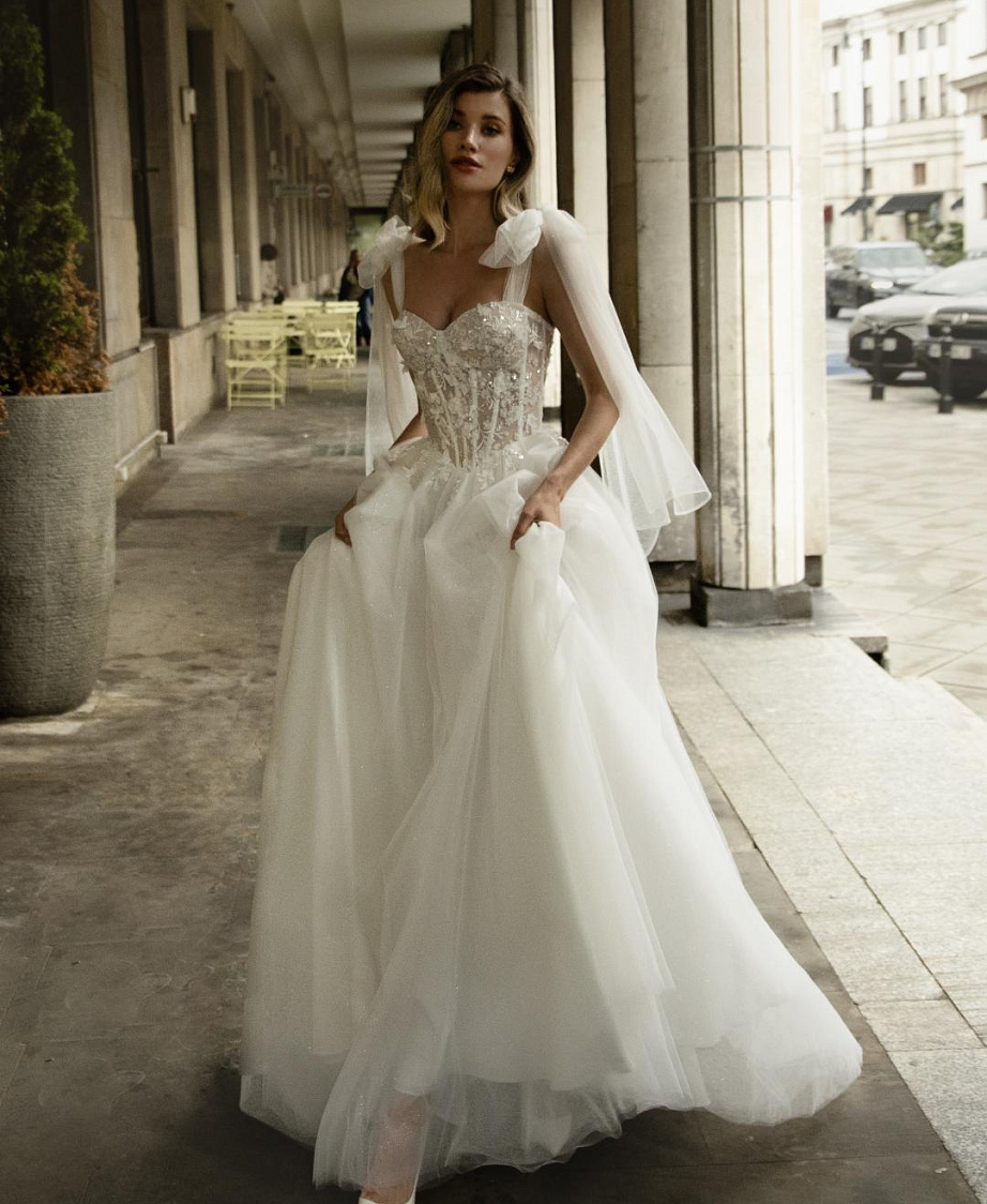 Нежное свадебное платье с бантами на плечах фото