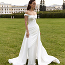 Элегантное атласное платье со шлейфом и драпировкой фото