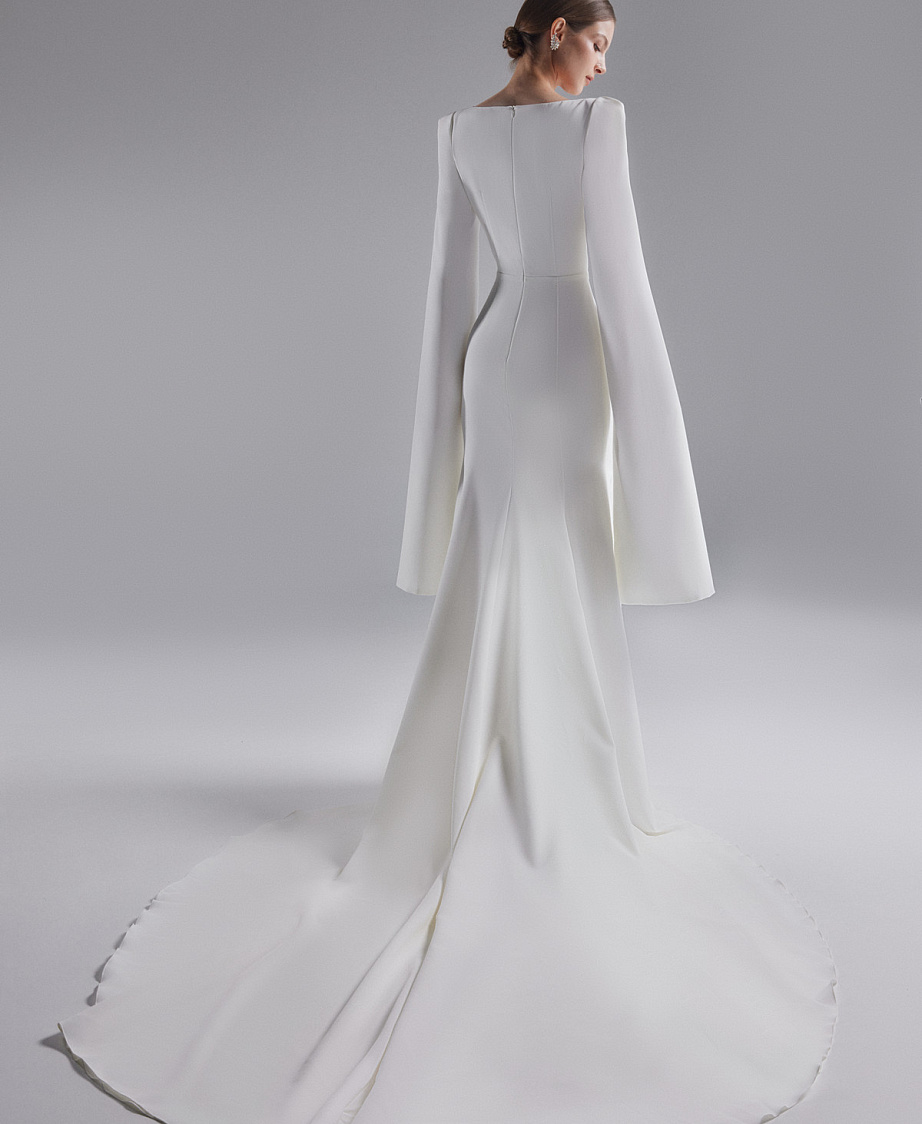 Свадебное платье из креп-стрейча с рукавами-кейпами фото